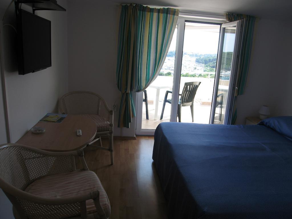 Guest House Zimmer F1 Pula Exteriör bild