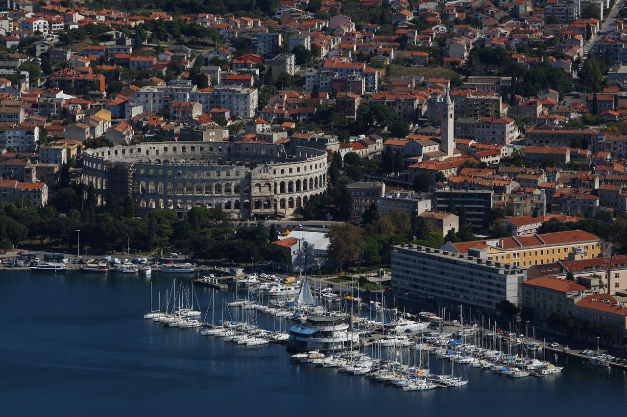 Guest House Zimmer F1 Pula Exteriör bild